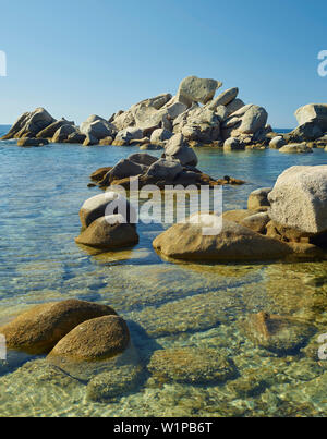 Rock en las rocas a la Plage de Palombaggia plaga de Palombaggia, Córcega, Francia Foto de stock