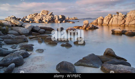 Palombaggia, Córcega, Francia rocas a la plage. Foto de stock