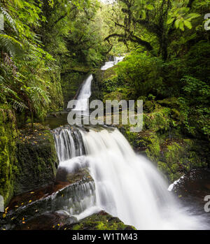 Purakaunui Falls, Cascada en los Catlins, Clutha, Otago, Southland, Isla del Sur, Nueva Zelanda, Oceanía Foto de stock