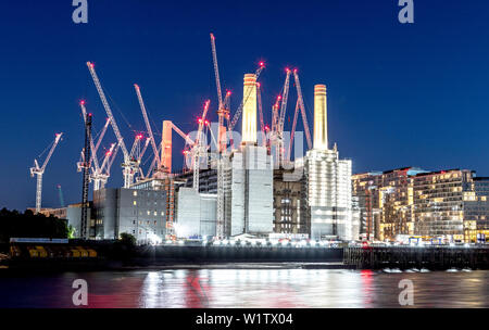 Desarrollo de la central eléctrica de Battersea. Por la noche, Londres, Gran Bretaña. Foto de stock