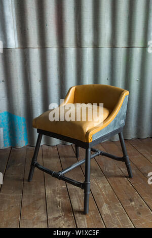 Estudio Retro interior con escritorio, alfombra y rejilla metálica  Fotografía de stock - Alamy