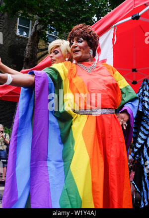 Dos intérpretes drag queen en el Soho anual fete. Foto de stock