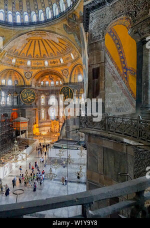 Estambul, Estambul Provincia / Turquía: el 18 de abril, 2016:muchos turistas visitin y admirando el interior del museo de Santa Sofía en Estambul Foto de stock