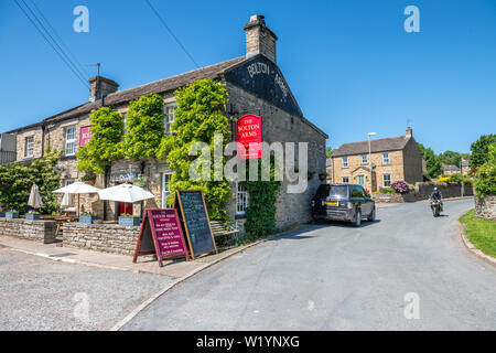 El Bolton Arms, un pub village en la aldea de Yorkshire Dales Redmire, Yorkshire, Inglaterra, Reino Unido. Foto de stock