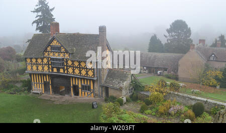 Stokesay Castle en la niebla, Stokesay, Shropshire, RU
