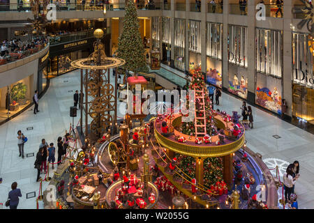 Decoraciones de navidad dentro de Landmark shopping Mall, Central, Hong Kong SAR, China