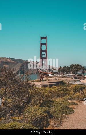 Disparo aéreo del puente Golden Gate en San Francisco con mucho tráfico Foto de stock