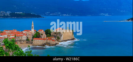 Vista panorámica del casco antiguo de Budva con la Ciudadela y el Mar Adriático en Montenegro en los Balcanes al atardecer Foto de stock