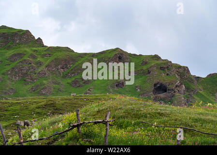 Los pastos de montaña en el norte del Cáucaso. Vista panorámica Foto de stock
