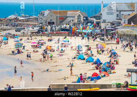 Lyme Regis, Dorset, Reino Unido. 4 de julio de 2019. El clima del Reino Unido: los bañistas acuden a la playa de la ciudad balnearia de Lyme Regis para empaparse de sol abrasador y cielos azules antes del fin de semana. Crédito: Celia McMahon/Alamy Live News.