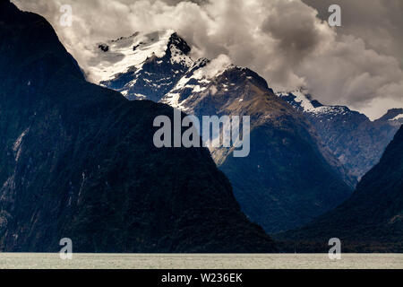 Paisaje típico visto desde un Barco de Crucero Milford Sound, el Parque Nacional Fiordland, Isla del Sur, Nueva Zelanda Foto de stock