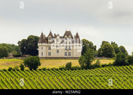 Château de Monbazillac domina el valle del Dordoña, Nouvelle-Aquitaine, Francia. Foto de stock