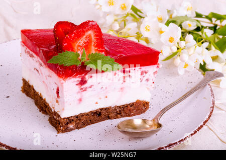 Strawberry Mousse tarta casera. Foto de Estudio Foto de stock