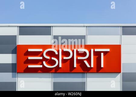 Macon, Francia - 21 de septiembre de 2015: Esprit logotipo en una fachada. Esprit es un fabricante de ropa, calzado, accesorios, joyería y artículos para el hogar Foto de stock