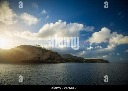 Puesta de sol en la isla de Montserrat en el mar Caribe Foto de stock