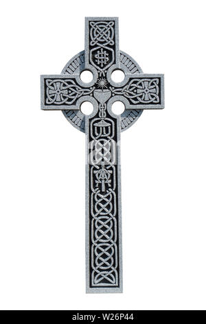 Una cruz celta de granito ornamental de la tumba de un sacerdote católico romano, mostrando el patrón Nudo celta, un cáliz de comunión, y el símbolo IHS Foto de stock