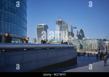 Londres, Reino Unido - Febrero, 2019. Vista de la ciudad de Londres, el famoso distrito financiero, con nuevos rascacielos en construcción.