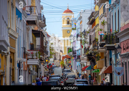 Carretera estrecha, Casa Alcaldía de San Juan, el Viejo San Juan, Puerto Rico Foto de stock