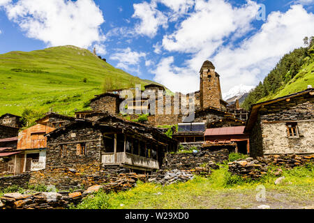 Antigua aldea de montaña, región Tusheti Dartlo, Georgia. Las casas construidas de piedras de esquisto, antiguas obras de albañilería. Montañas del Cáucaso Foto de stock