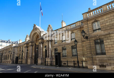 Vista de la puerta de entrada del Palacio del Elíseo desde la Rue du Faubourg Saint-Honore . Elysee Palace, residencia oficial del Presidente de la República Francesa Foto de stock