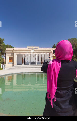 Irán, en el centro de Irán, Yazd, Ateshkadeh, zoroastrianos, Templo de fuego exterior con mujer fotógrafo