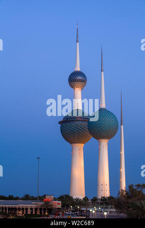 Kuwait, Kuwait City, Sharq, las torres de Kuwait en el Golfo Arábigo Street Foto de stock