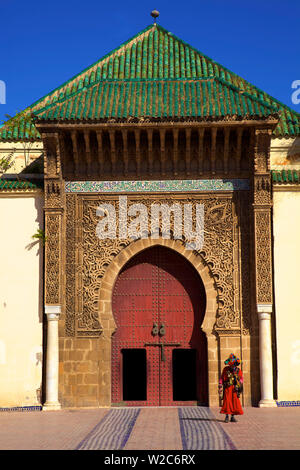 Portador de agua delante del mausoleo de Moulay Ismail, Meknes, Marruecos, Norte de África Foto de stock