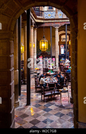 México, Ciudad de México, Sanborns Restaurante, Casa de los Azulejos, Casa de los azulejos del siglo XVIII Foto de stock