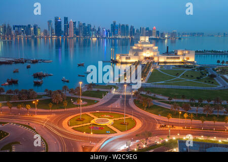 En Doha, Qatar, el tráfico en la rotonda infont del museo de arte islámico en la noche