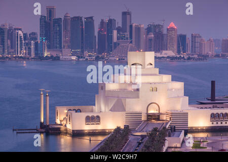 En Doha, Qatar, el Museo de Arte Islámico, diseñado por I.M. Pei, vista elevada, dawn