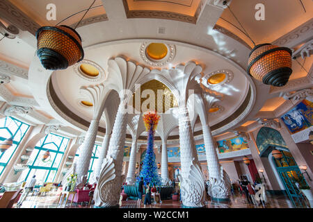 El vestíbulo del hotel Atlantis, Palm Jumeirah, Dubai, Emiratos Árabes Unidos.