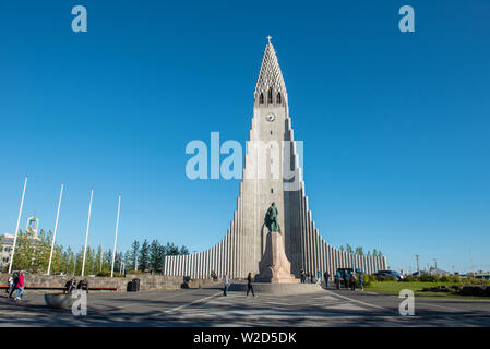 En Reikiavik, Islandia - Mayo 24, 2019: Los turistas visitando la iglesia parroquial Luterana Hallgrimskirkja en Reykjavik y la estatua de Leif Erikson, hijo o Foto de stock
