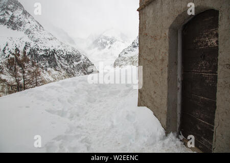 Refugio alpino en la Mer de Glace valle bajo del macizo del Mont Blanc en francés Alsp Foto de stock