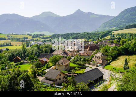 Vista elevada de Saint-Maurice-en-Trièves Village, Auvergne-Rhône-Alpes, Francia. Foto de stock
