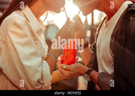 El amor de pareja en ropa de moda sorprendente una elegante pose Fotografía  de stock - Alamy