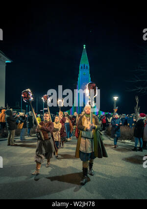 Los vikingos entretenidos a los turistas en el Festival de Luces de invierno, Reykjavik, Iceland
