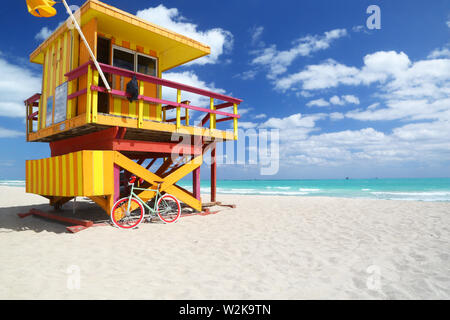 Bike & moderna estación de vigilante de la playa en Miami Beach. Foto de stock