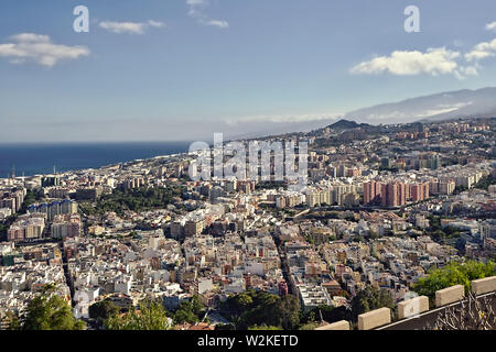 Vista de la capital, Santa Cruz de Tenerife, desde el Mirador de Los Campitos en la tarde de sol y cielo azul.
