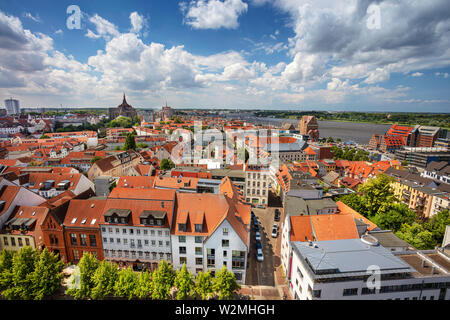 Rostock, Alemania. Paisaje urbano imagen aérea de Rostock, Alemania durante un día soleado de verano.