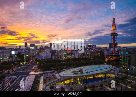 Vista de noche de Nagoya con la torre de Nagoya en Japón Foto de stock