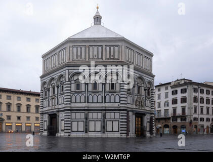 Florenz, Firenze, Dom, la Basílica de Santa Maria del Fiore, San Giovanni von Südosten Baptisterium Foto de stock
