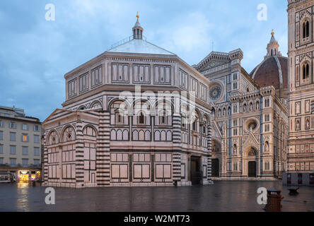 Florenz, Firenze, Dom, la Basílica de Santa Maria del Fiore, von Südwesten Baptisterium San Giovanni, die Domfassade dahinter Foto de stock
