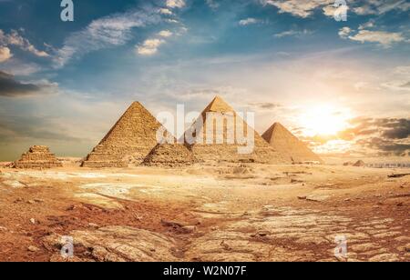 Pirámides de Egipto en un desierto de arena y el cielo.