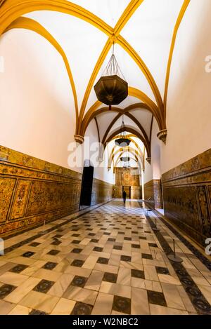 Salón de Carlos V, el Alcázar de Sevilla (Andalucia) es un palacio real en Sevilla, España, construido por el rey cristiano Pedro de Castilla.