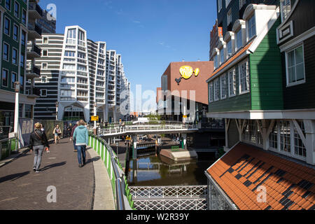 De Zaandam, Holanda, en el centro de la ciudad, en un pequeño canal de casas residenciales, tiendas, restaurantes, Foto de stock