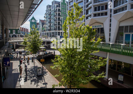 De Zaandam, Holanda, en el centro de la ciudad, en un pequeño canal de casas residenciales, tiendas, restaurantes, Foto de stock