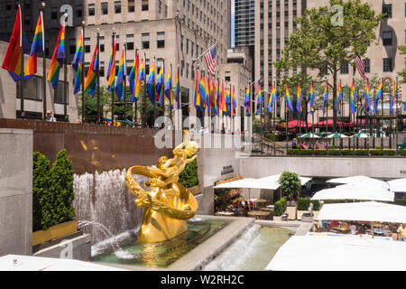 Banderas de los colores del arco iris celebrar WorldPride en el Rockefeller Center plaza, NUEVA YORK, EE.UU.