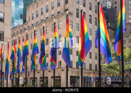 Banderas de los colores del arco iris celebrar WorldPride en el Rockefeller Center plaza, NUEVA YORK, EE.UU.