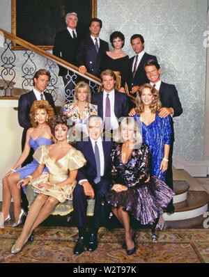 Dinastía 1981-1989 elenco de la serie de televisión CBS con la fila delantera sentados de izquierda a derecha: Joan Collins, John Forsythe, Linda Evans Foto de stock