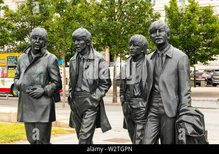 La estatua de los Beatles por Andrew Edwards en Liverpool, Inglaterra Foto de stock